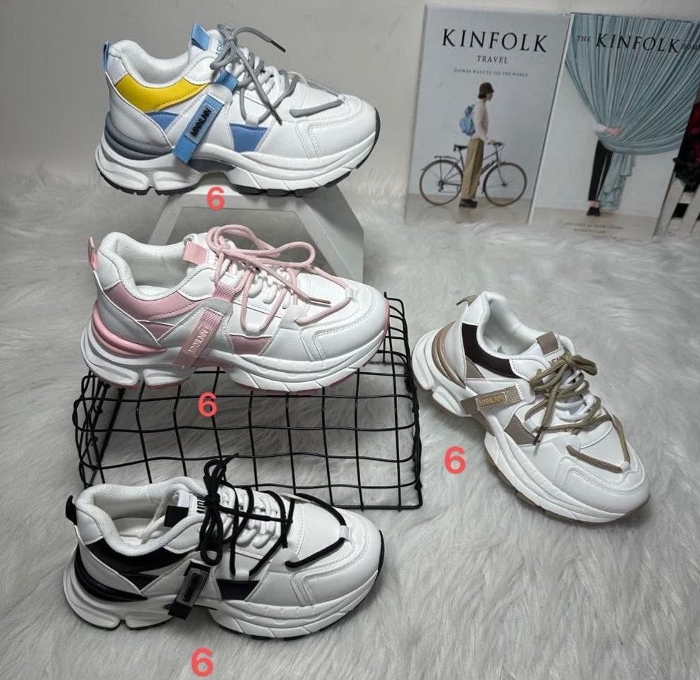 LADY'S SNEAKERS